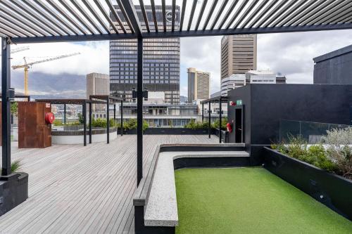 City Oasis Apartment with Rooftop Pool