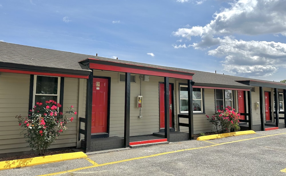 Whistling Pines Daily & Extended Stay Elizabeth City — hotel in Elizabeth