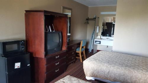 Scottish Inn Knoxville - photo 38