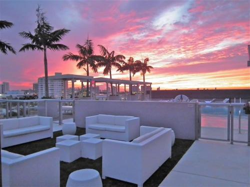 Large Beach Suite Rooftop Pool by Convention Center — 4-Star Luxury Hotel in Miami Beach, United States