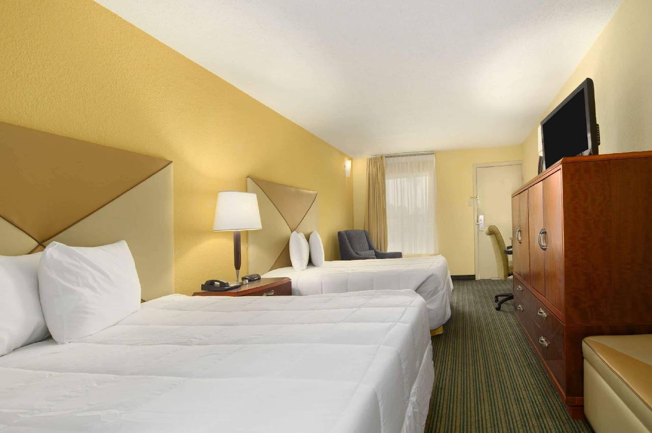 Days Inn by Wyndham Brunswick St. Simons Area - photo 2