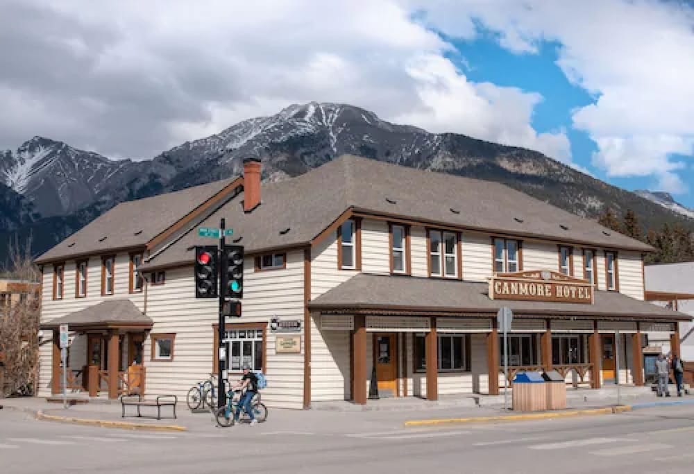 Party Hostel Canmore Hotel Hostel in Canmore, Canada