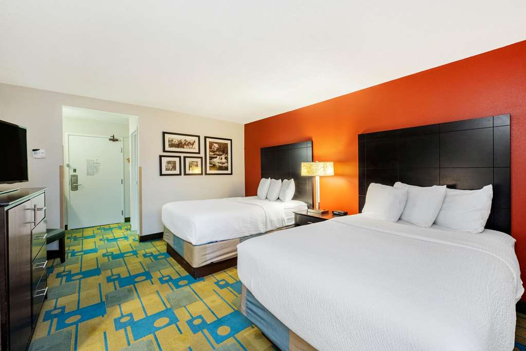 La Quinta Inn & Suites by Wyndham Mansfield OH - photo 32