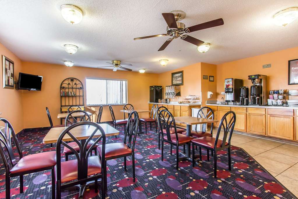 Econo Lodge Inn & Suites Pekin Peoria Area - photo 30