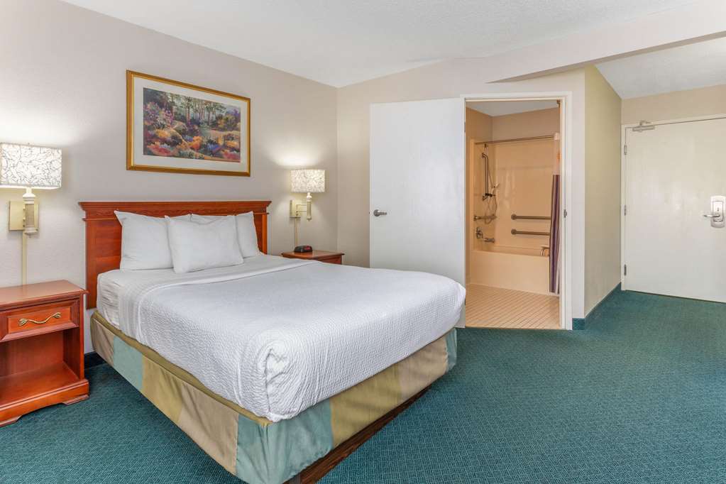 La Quinta Inn & Suites by Wyndham Chicago Gurnee - photo 32