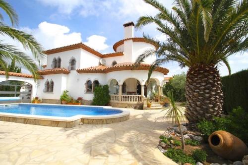 Miami Playa Villas Granada — 4-Star Luxury Hotel in Mont-Roig Del Camp, Spain
