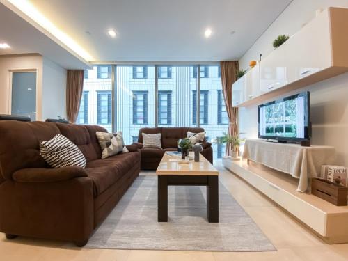 Extravagant Apt 65 sqm 1BR Ultra Fast Wifi Silom