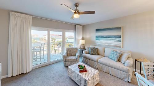 Seacrest 413 is a 2 BR Gulfside on Okaloosa Island by RedAwning Fort Walton Beach — 4-Star Luxury Hotel in Fort Walton Beach, United States