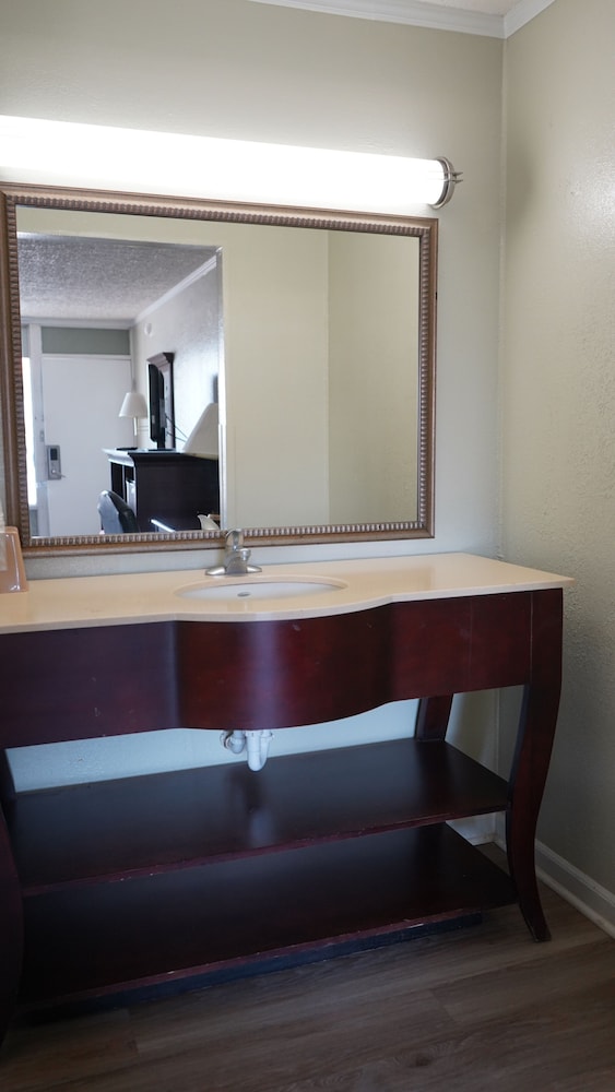 Astoria Hotel Danville West - photo 14