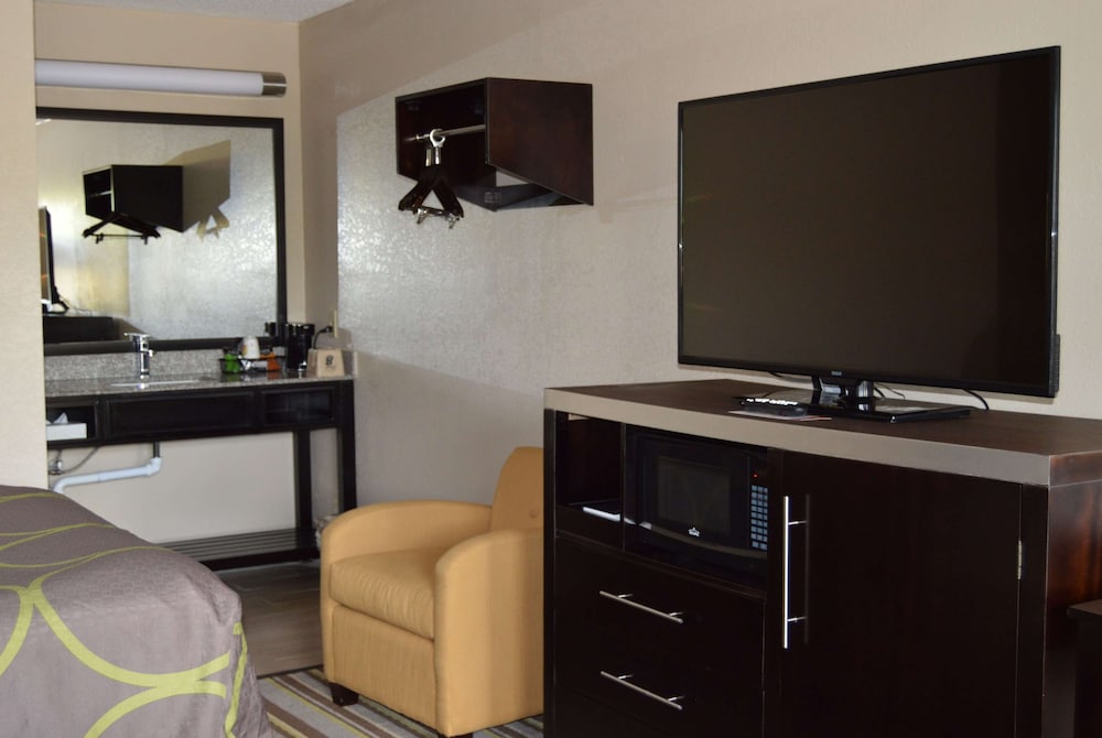 Super 8 by Wyndham Stockbridge - photo 13