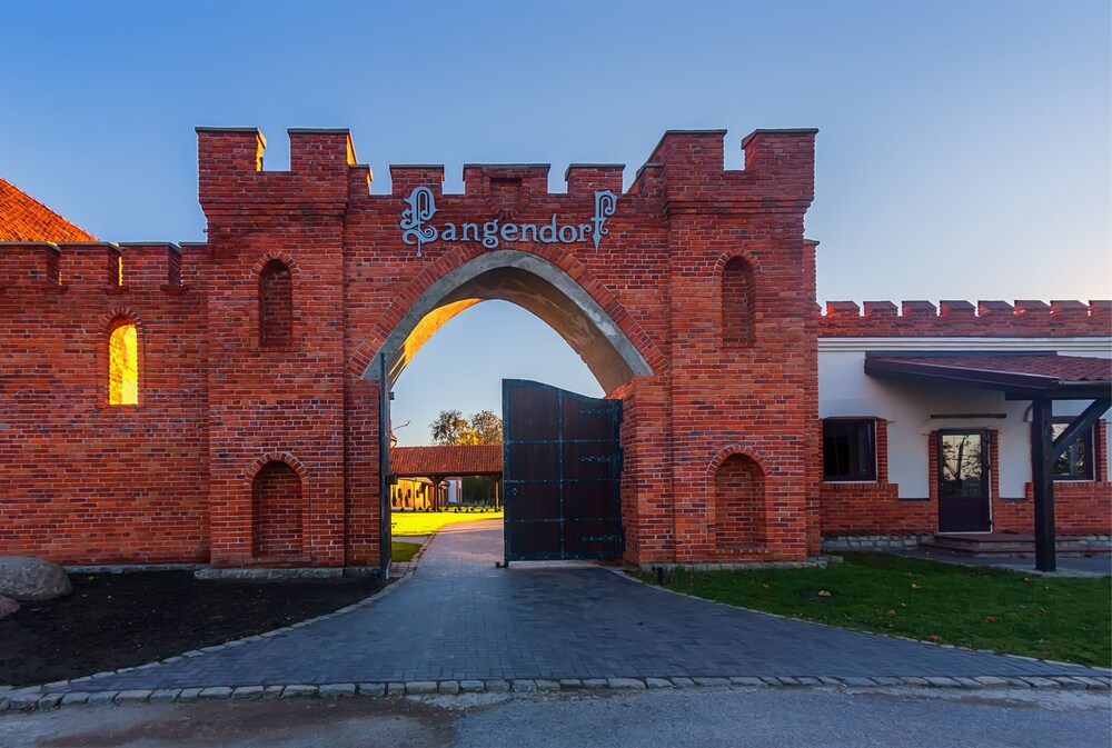 Zamok Romanovski Hotel — 4-Star Luxury Hotel in Sokol'niki, Russia