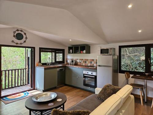 Treetops Lodge private Cornish hideaway parking garden — 4-Star Luxury Hotel in Truro, United Kingdom