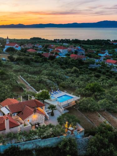 VILLA AGAPE Three bedroom villa on 15k m2 olive grove Incredible 360 view Free parking Private pool and jacuzzi — 4-Star Luxury Hotel in Supetar, Croatia