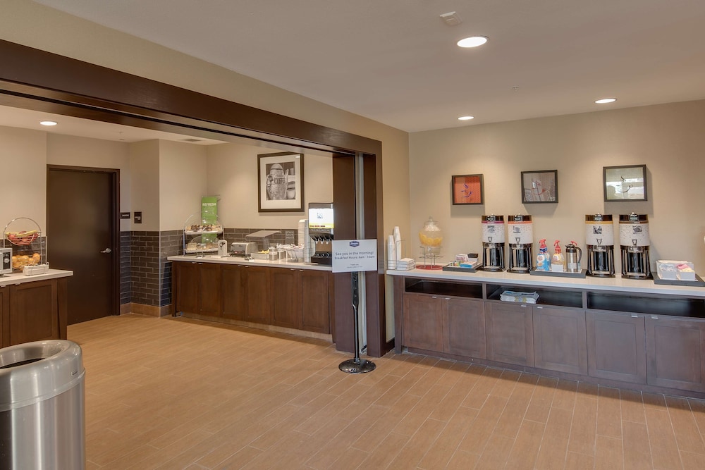 Hampton Inn & Suites Los Angeles Glendale - photo 48