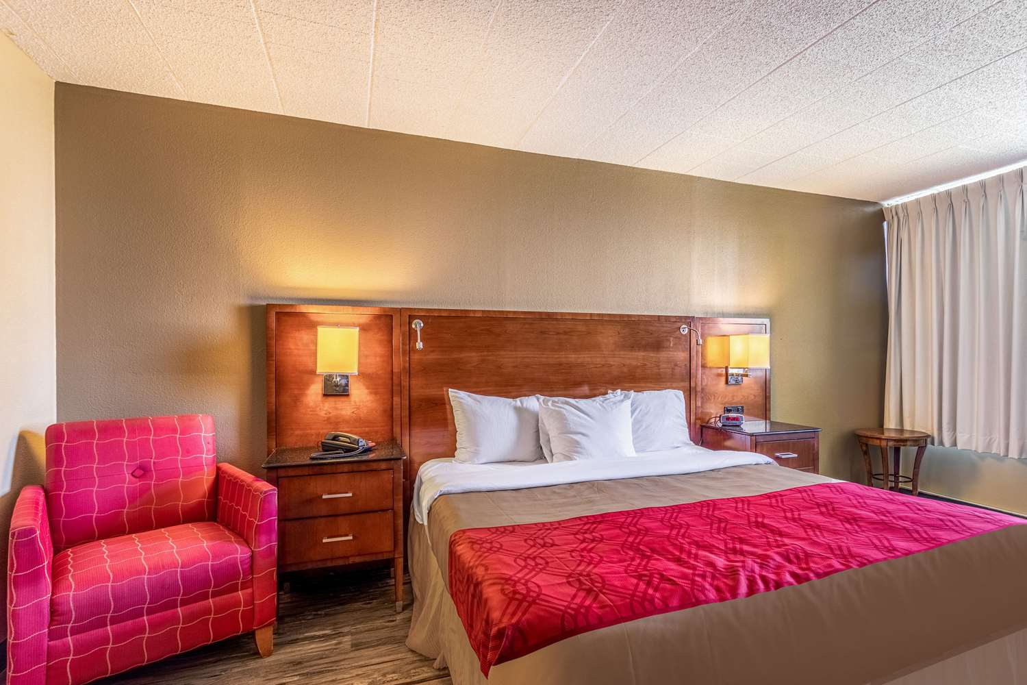Econo Lodge - photo 11