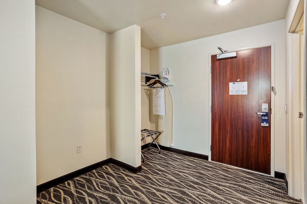 Cobblestone Hotel & Suites Little Chute - photo 19