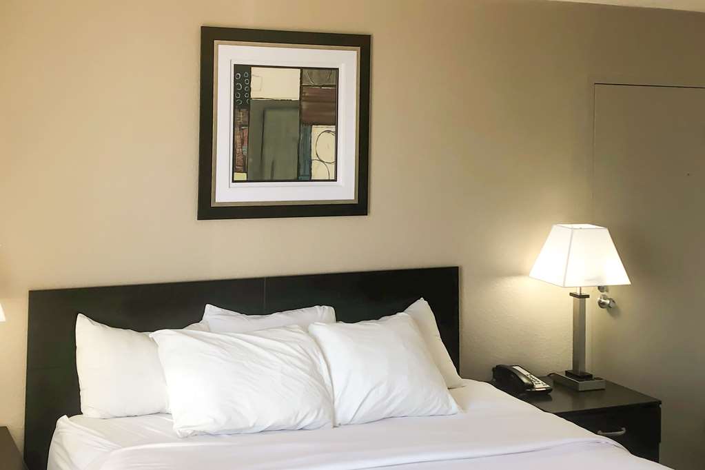 Clarion Inn and Events Center Pueblo North - photo 4