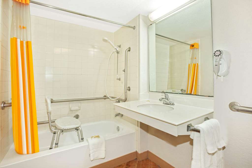 La Quinta Inn by Wyndham Victoria - photo 19