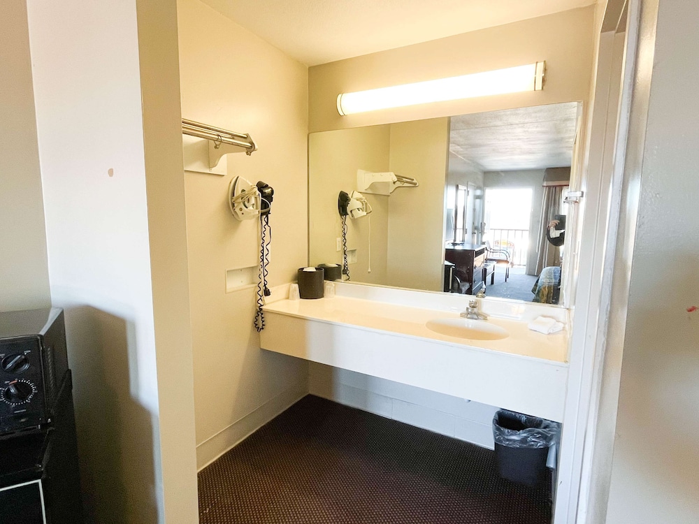 Motel 6 Bracey VA I 85 - photo 23