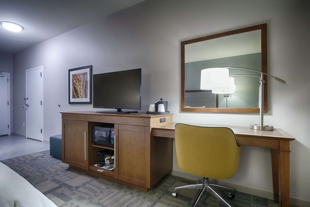 Hampton Inn Salina - photo 9