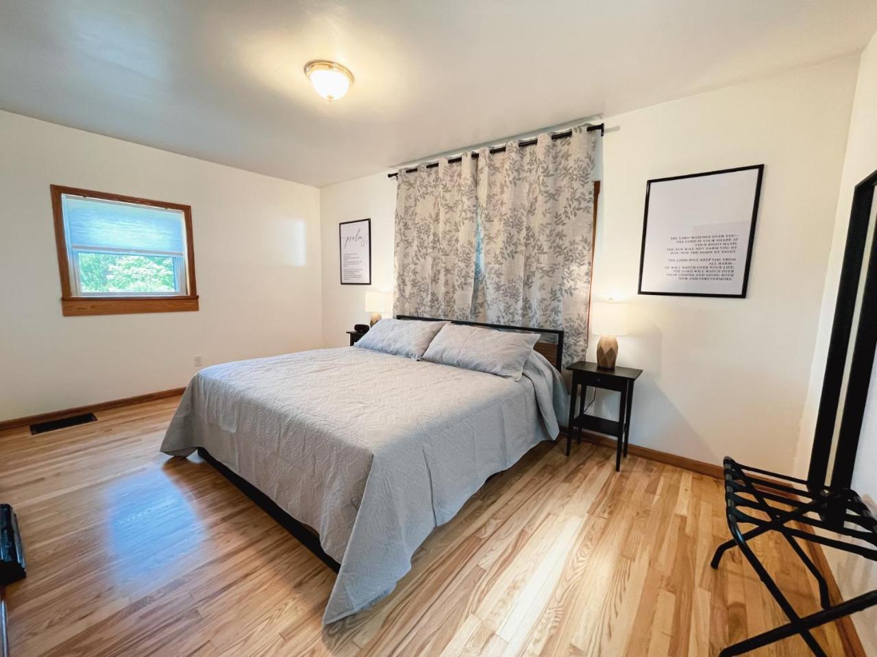 3 Bedroom Home Outside of Berlin Patio with Hot Tub — 4-Star Luxury Hotel in Millersburg, United States