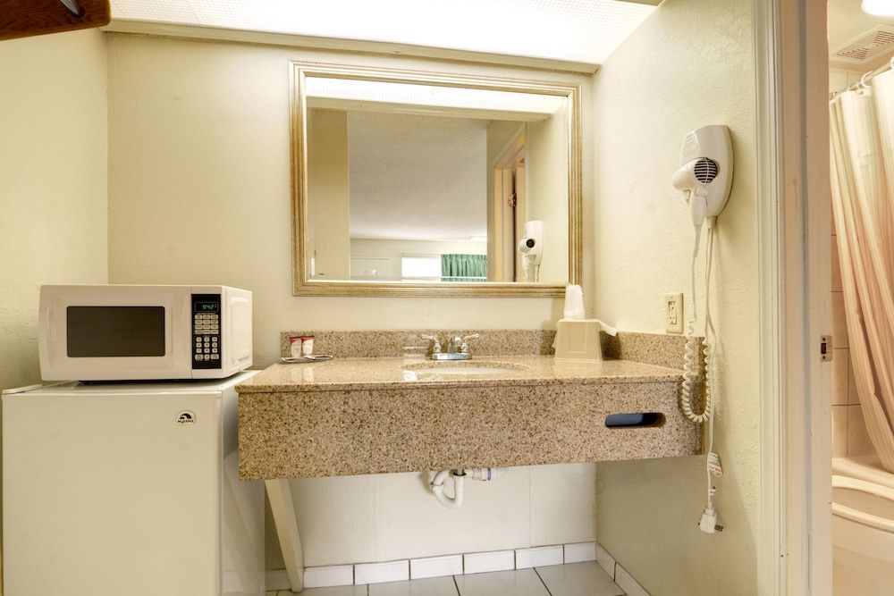 Econo Lodge Oyster Point - photo 3