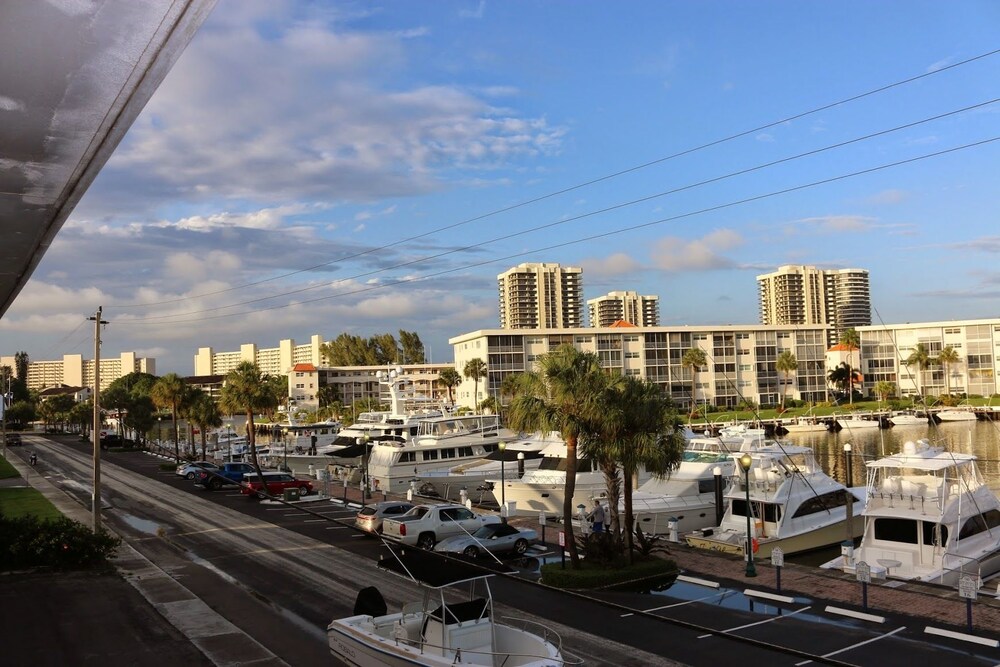 Camelot Waterfront Inn — hotel in North Palm Beach