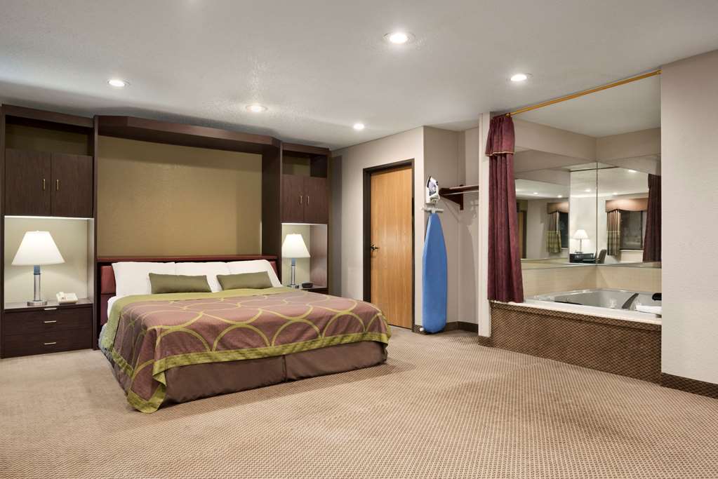 Super 8 by Wyndham Green Bay I 43 Bus. Park - photo 5