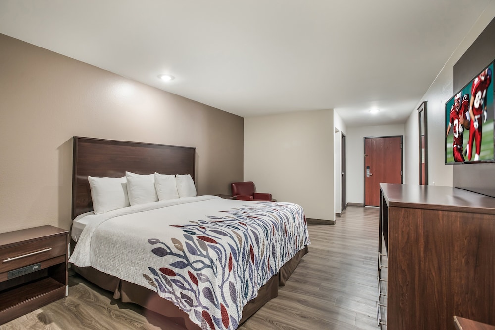 Red Roof Inn & Suites Lake Charles - photo 11