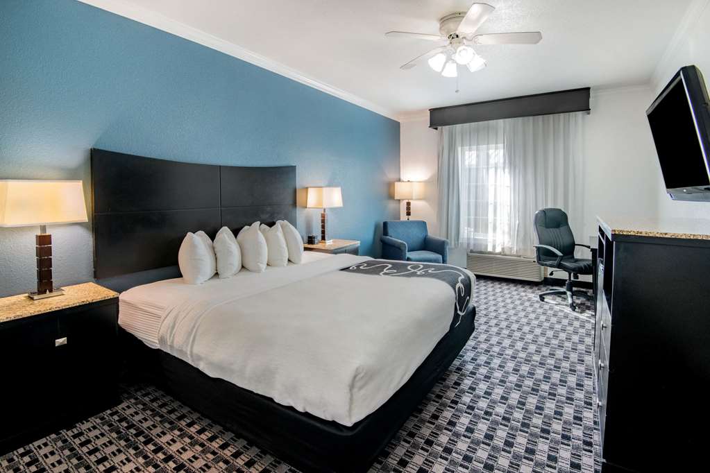 La Quinta Inn & Suites by Wyndham Dalhart - photo 47