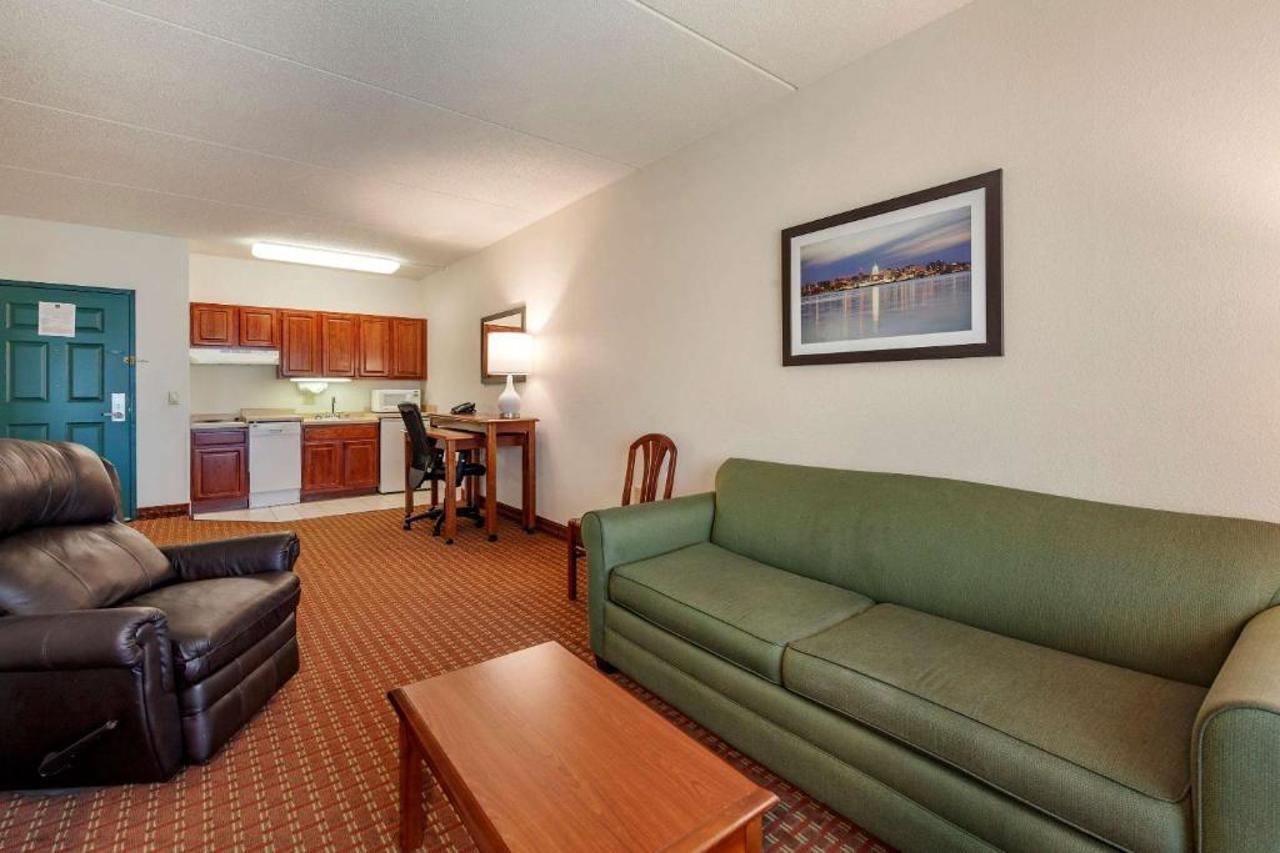 Clarion Suites Central - photo 9