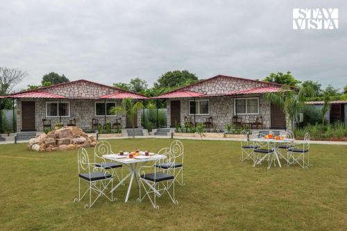 StayVista at Wildwoods Stone with Pool Bathtub Wi Fi in Sawai Madhopur, India