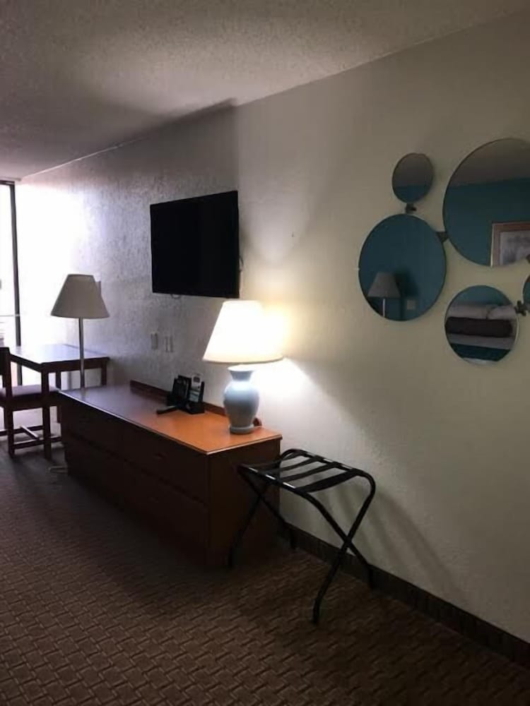 Howard Johnson by Wyndham Winter Haven FL - photo 47