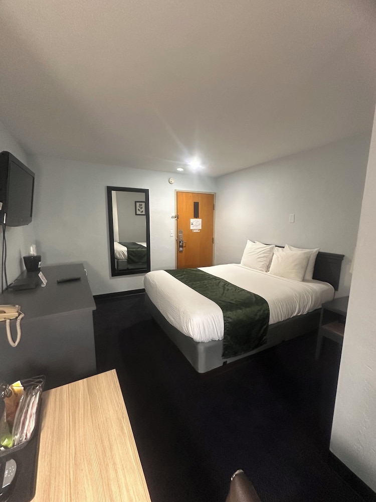 Pictured Rocks Inn & Suites — Munising — photo 3