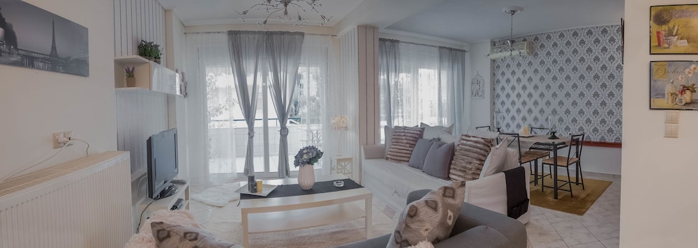 Luxury City Center Apartment — 4-Star Luxury Hotel in Kalampaka, Greece