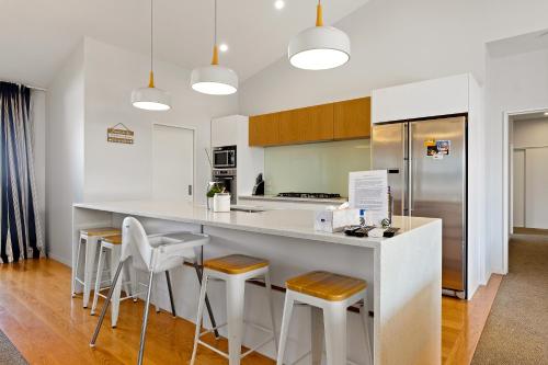 Lakeside Luxury Wanaka Holiday Home — 4-Star Luxury Hotel in Wanaka, New Zealand