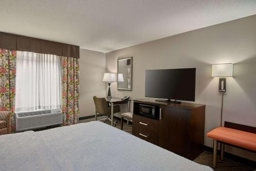 Evansville Plaza Hotel And Suites - photo 41