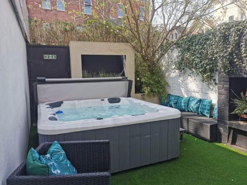 Bournemouth Beach Boutique With Hot Tub Close To Beach And Town Centre — Bournemouth