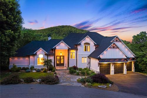 Blue Sky Manor by Carolina Mornings in Asheville, United States