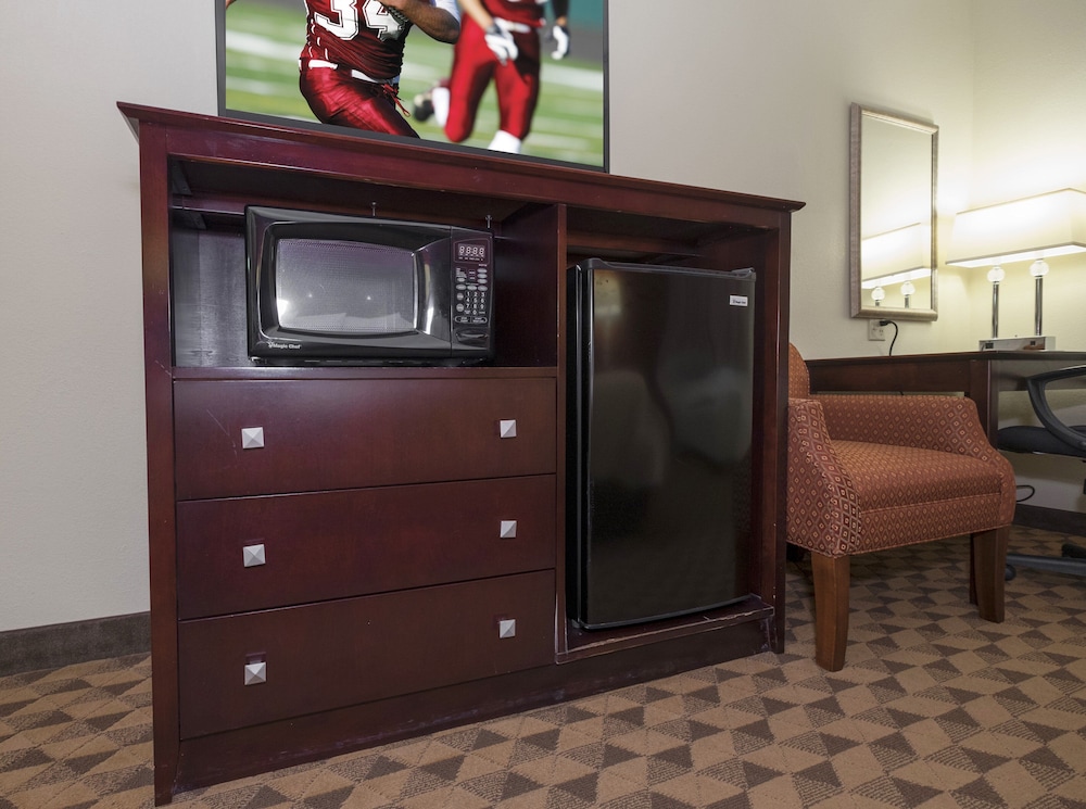 Red Roof Inn & Suites Cincinnati North Mason - photo 10