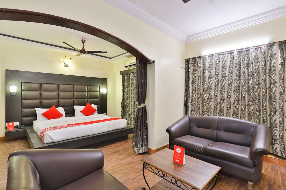 Oyo 18292 Hotel Ashoka International — Surat