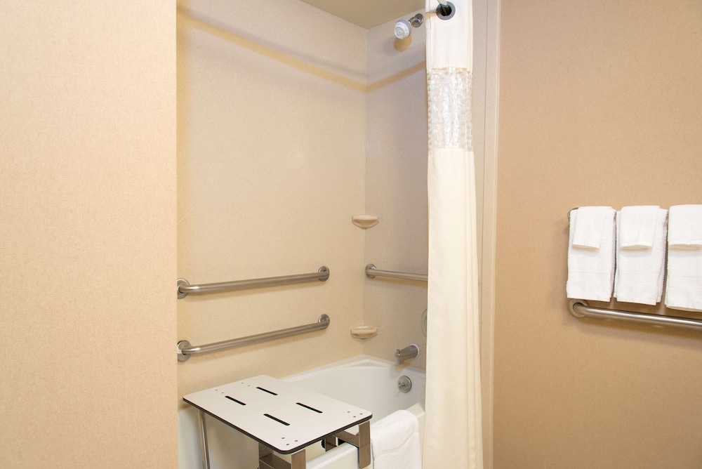 Hampton Inn & Suites Bloomington Normal - photo 25