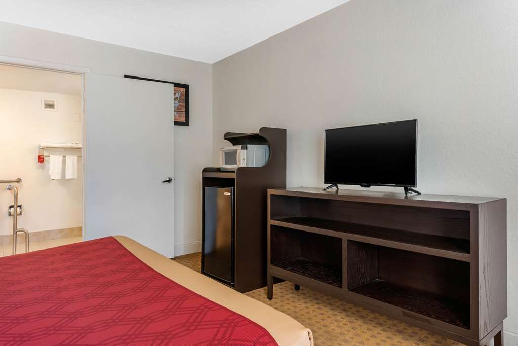 Econo Lodge Airport at RJ Stadium - photo 9