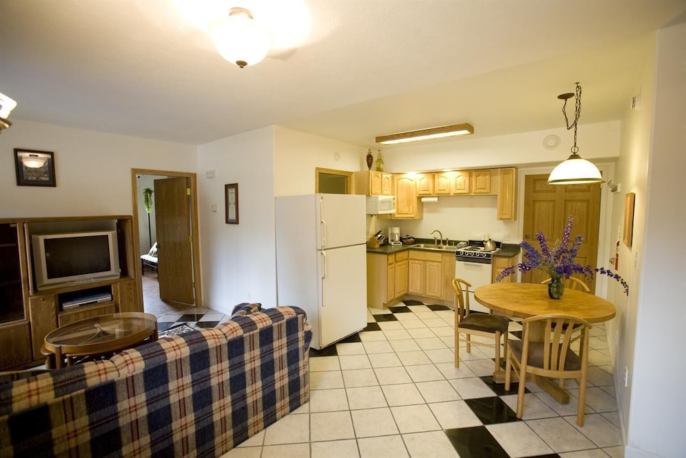 7 Gables Inn & Suites - photo 20