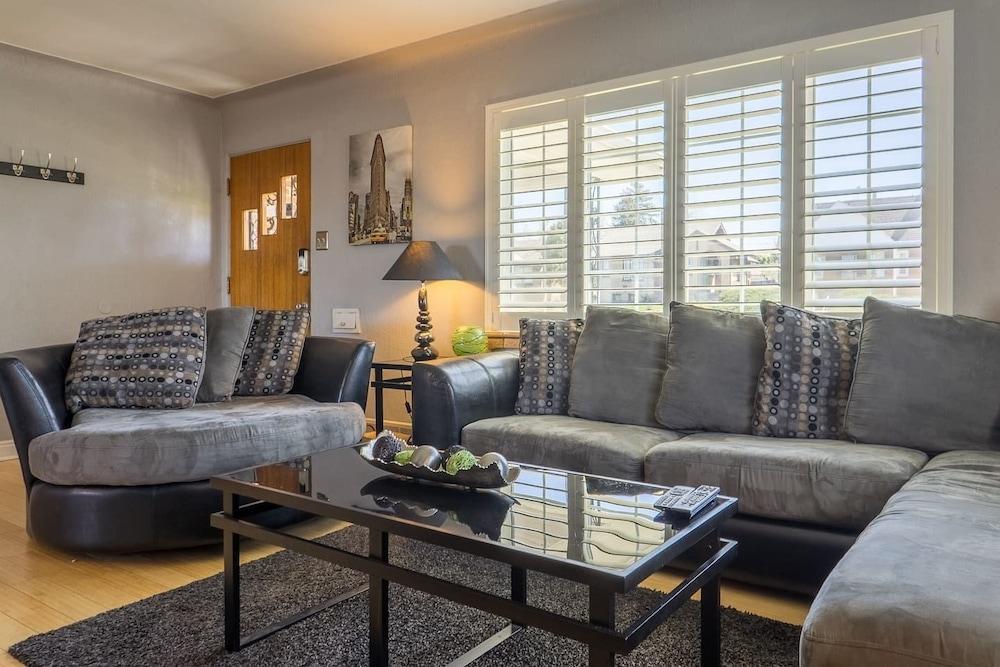 The Retro Escape City Park Hot Tub & Movie Theater in Denver, United States