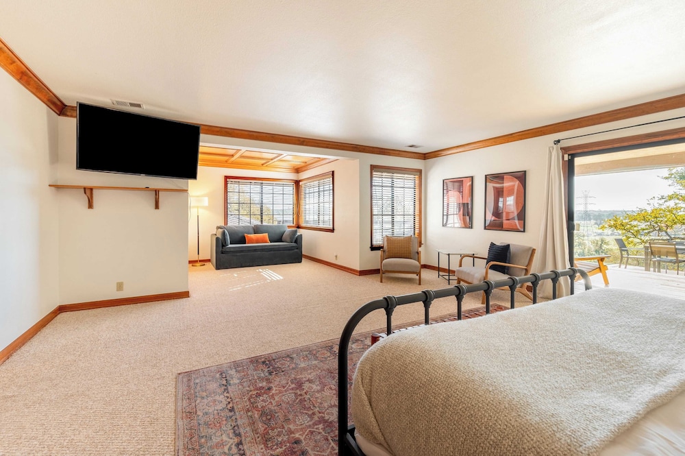Cathedral by Avantstay Charming Secluded Estate w Sauna Pool Table & Views of the Rolling Hills - photo 23