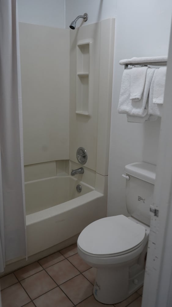 Astoria Hotel Danville West - photo 13
