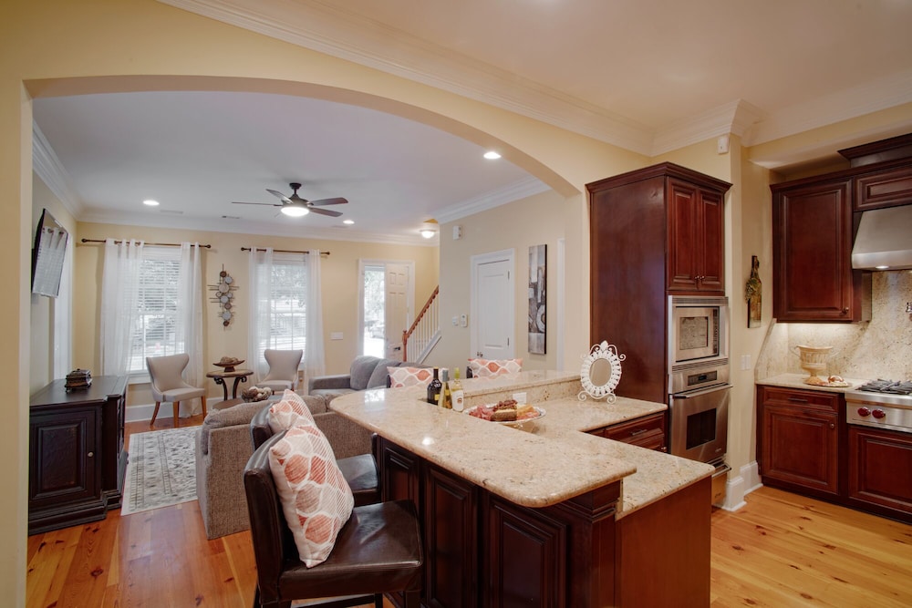 Beautiful 3BR Townhouse in Downtown — 4-Star Luxury Hotel in Savannah, United States
