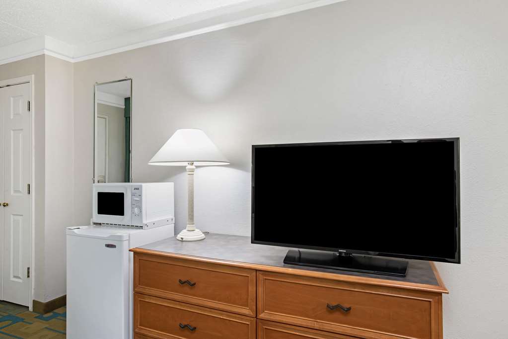 La Quinta Inn by Wyndham El Paso East Lomaland - photo 9