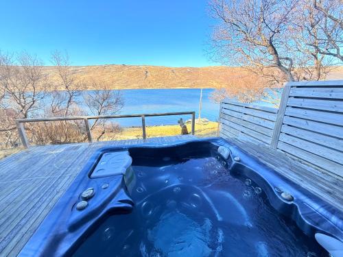 Lakefront cottage with jacuzzi